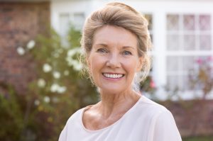 a woman's smile shines thanks to periodontal care